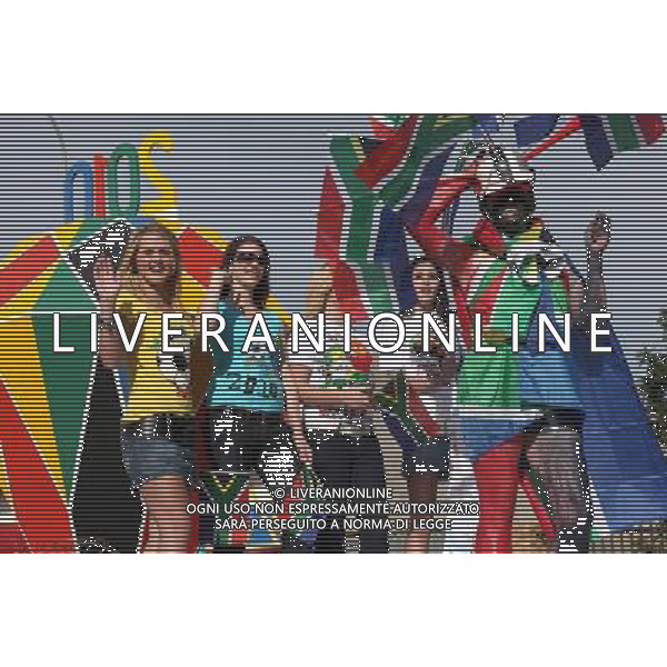 (100422) -- KIMBERLEY, April 22, 2010 -- South African youth cheer during the celebration event for the 50-day-countdown to the FIFA World Cup in Kimberley, South Africa\'s Northern Cape province, April 21, 2010. Liang Quan)(dx) ©Photoshot/Agenzia Aldo Liverani Sas - ITALY ONLY - FESTEGGIAMENTI PER IL CONTO ALLA ROVESCIA DEI 50 GIORNI CHE MANCANO ALL\'INIZIO DEI MONDIALI DI CALCIO COPPA DEL MONDO SUD AFRICA 2010