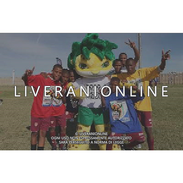 (100422) -- KIMBERLEY, April 22, 2010 -- Zakumi (C), the 2010 FIFA World Cup South Africa official mascot, poses with the youth during the celebration event for the 50-day-countdown to the FIFA World Cup in Kimberley, South Africa\'s Northern Cape province, April 21, 2010. Liang Quan)(dx) ©Photoshot/Agenzia Aldo Liverani Sas - ITALY ONLY - FESTEGGIAMENTI PER IL CONTO ALLA ROVESCIA DEI 50 GIORNI CHE MANCANO ALL\'INIZIO DEI MONDIALI DI CALCIO COPPA DEL MONDO SUD AFRICA 2010