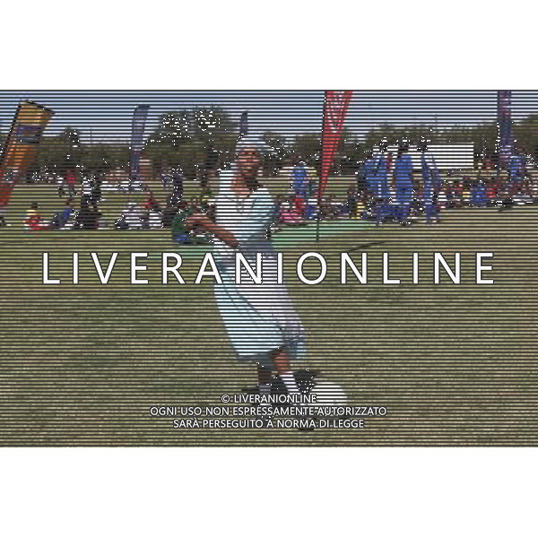 (100422) -- KIMBERLEY, April 22, 2010 -- A South African girl plays football during the celebration event for the 50-day-countdown to the FIFA World Cup in Kimberley, South Africa\'s Northern Cape province, April 21, 2010.Liang Quan)(dx) ©Photoshot/Agenzia Aldo Liverani Sas - ITALY ONLY - FESTEGGIAMENTI PER IL CONTO ALLA ROVESCIA DEI 50 GIORNI CHE MANCANO ALL\'INIZIO DEI MONDIALI DI CALCIO COPPA DEL MONDO SUD AFRICA 2010