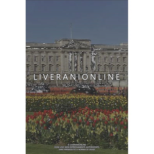 Buckingham Palace in London with spring flowers ©Photoshot/Agenzia Aldo Liverani Sas - ITALY ONLY - LONDRA
