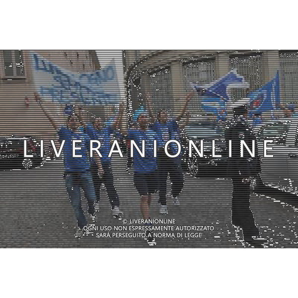 Festeggiamenti in citta\' per la promozione in serie B delle squadra di calcio Novara 25-04-2010 nella foto: i giocatori del Novara festeggiano in piazza insieme ai tifosi la promozione in serie B foto Garavaglia - ag. Aldo Liverani sas