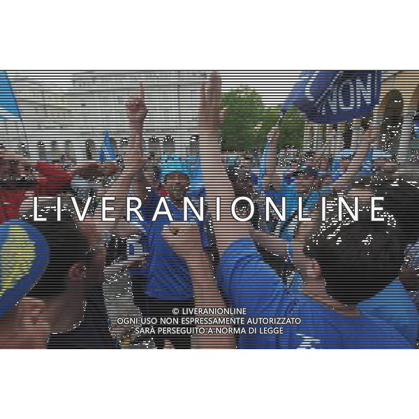 Festeggiamenti in citta\' per la promozione in serie B delle squadra di calcio Novara 25-04-2010 nella foto: i giocatori del Novara festeggiano in piazza insieme ai tifosi la promozione in serie B, al centro Marco Rigoni foto Garavaglia - ag. Aldo Liverani sas
