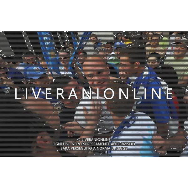 Festeggiamenti in citta\' per la promozione in serie B delle squadra di calcio Novara 25-04-2010 nella foto: i giocatori del Novara festeggiano in piazza insieme ai tifosi la promozione in serie B, al centro Andrea Lisuzzo foto Garavaglia - ag. Aldo Liverani sas