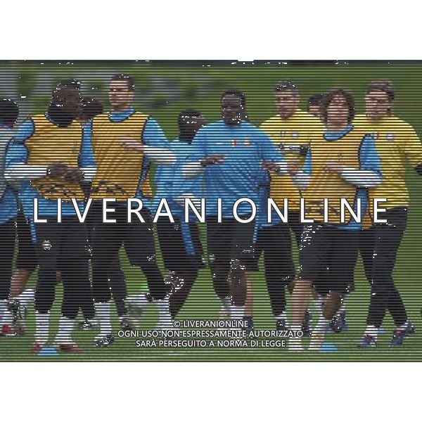 APPIANO GENTILE (CO) 27/4/2010 ALLENAMENTO DELL\' INTER PRIMA DELLA PARTENZA PER INCONTRARE IL BARCELLONA IN CHAMPIONS LEAGUE NELLA FOTO MARIO BALOTELLI, THIAGO MOTTA E MARIGA DURANTE L\'ALLENAMENTO DI GRUPPO ©ROMANO/AGENZIA ALDO LIVERANI SAS