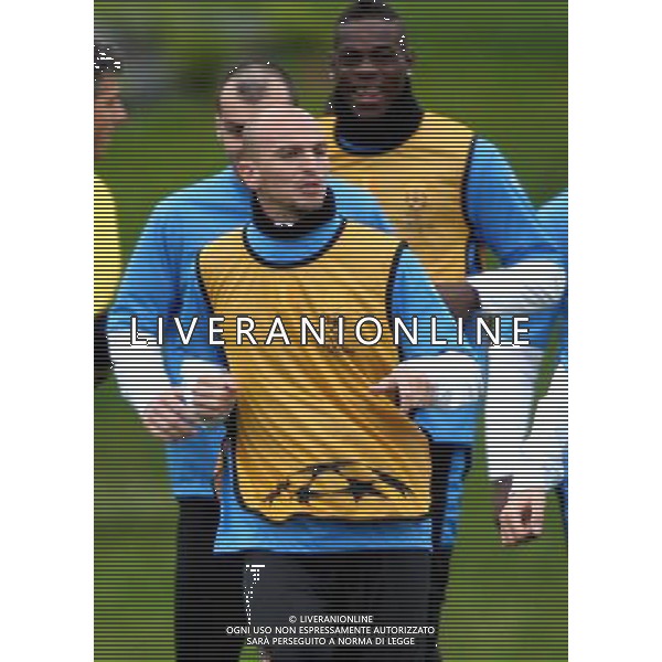 APPIANO GENTILE (CO) 27/4/2010 ALLENAMENTO DELL\' INTER PRIMA DELLA PARTENZA PER INCONTRARE IL BARCELLONA IN CHAMPIONS LEAGUE NELLA FOTO ESTEBAN CAMBIASSO E DIETRO MARIO BALOTELLI ©ROMANO/AGENZIA ALDO LIVERANI SAS