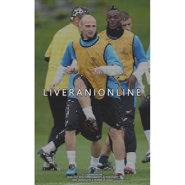 APPIANO GENTILE (CO) 27/4/2010 ALLENAMENTO DELL\' INTER PRIMA DELLA PARTENZA PER INCONTRARE IL BARCELLONA IN CHAMPIONS LEAGUE NELLA FOTO ESTEBAN CAMBIASSO E DIETRO MARIO BALOTELLI ©ROMANO/AGENZIA ALDO LIVERANI SAS