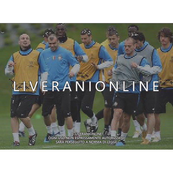 APPIANO GENTILE (CO) 27/4/2010 ALLENAMENTO DELL\' INTER PRIMA DELLA PARTENZA PER INCONTRARE IL BARCELLONA IN CHAMPIONS LEAGUE NELLA FOTO ESTEBAN CAMBIASSO, GORAN PANDEV E WESLEY SNEIJDER DURANTE L\'ALLENAMENTO DI GRUPPO ©ROMANO/AGENZIA ALDO LIVERANI SAS