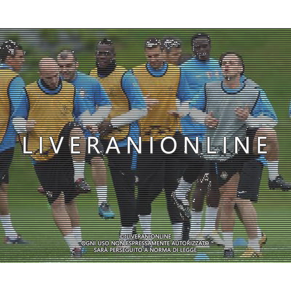 APPIANO GENTILE (CO) 27/4/2010 ALLENAMENTO DELL\' INTER PRIMA DELLA PARTENZA PER INCONTRARE IL BARCELLONA IN CHAMPIONS LEAGUE NELLA FOTO ESTEBAN CAMBIASSO, GORAN PANDEV, MARIO BALOTELLI, THIAGO MOTTA E WESLEY SNEIJDER DURANTE L\'ALLENAMENTO DI GRUPPO ©ROMANO/AGENZIA ALDO LIVERANI SAS