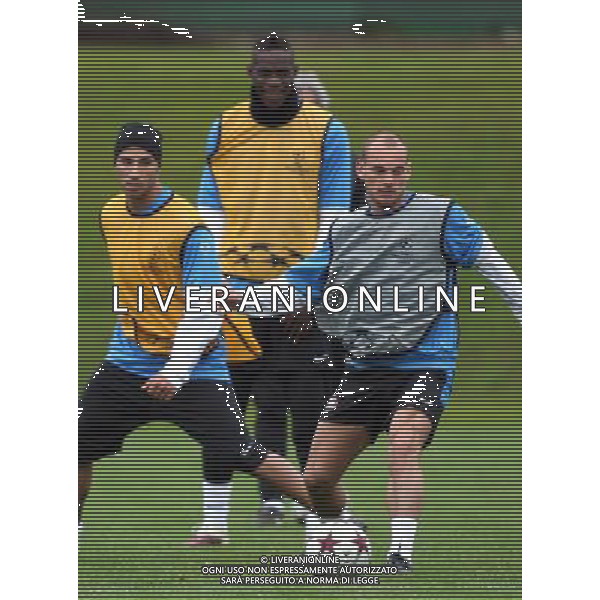 APPIANO GENTILE (CO) 27/4/2010 ALLENAMENTO DELL\' INTER PRIMA DELLA PARTENZA PER INCONTRARE IL BARCELLONA IN CHAMPIONS LEAGUE NELLA FOTO WESLEY SNEIJDER CON RICARDO QUARESMA E MARIO BALOTELLI ©ROMANO/AGENZIA ALDO LIVERANI SAS