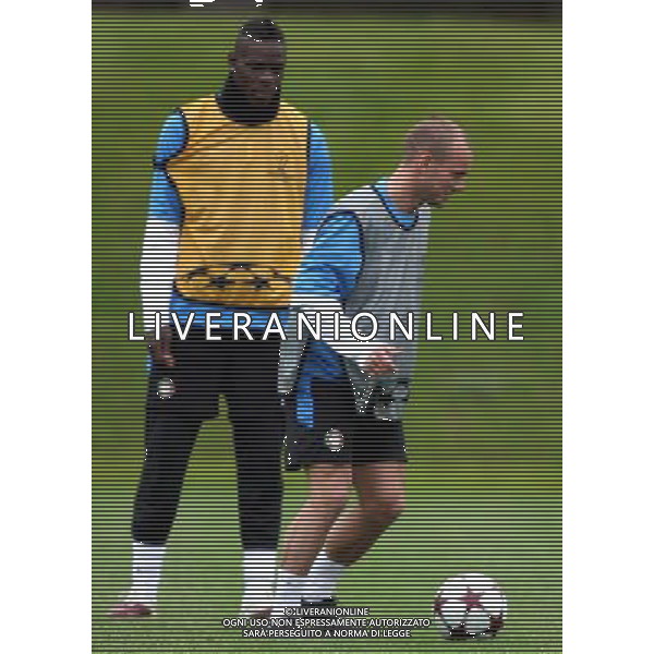 APPIANO GENTILE (CO) 27/4/2010 ALLENAMENTO DELL\' INTER PRIMA DELLA PARTENZA PER INCONTRARE IL BARCELLONA IN CHAMPIONS LEAGUE NELLA FOTO WESLEY SNEIJDER E MARIO BALOTELLI ©ROMANO/AGENZIA ALDO LIVERANI SAS