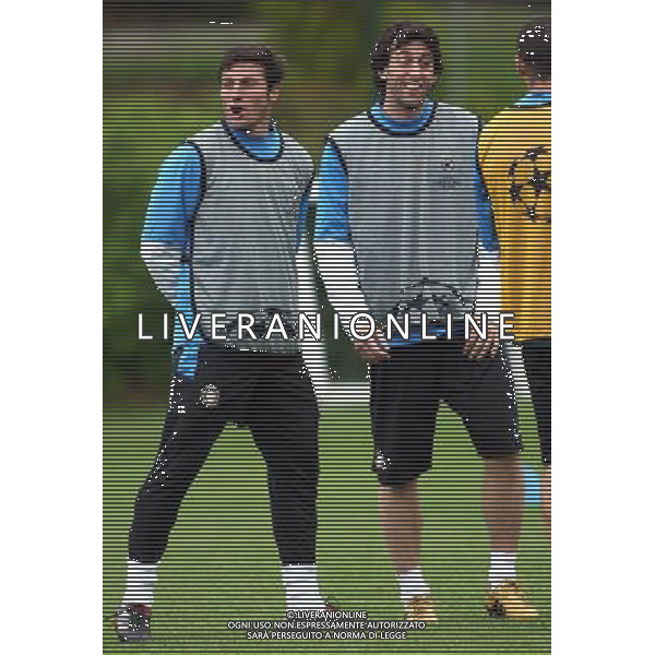 APPIANO GENTILE (CO) 27/4/2010 ALLENAMENTO DELL\' INTER PRIMA DELLA PARTENZA PER INCONTRARE IL BARCELLONA IN CHAMPIONS LEAGUE NELLA FOTO JAVIER ZANETTI E DIEGO MILITO ©ROMANO/AGENZIA ALDO LIVERANI SAS