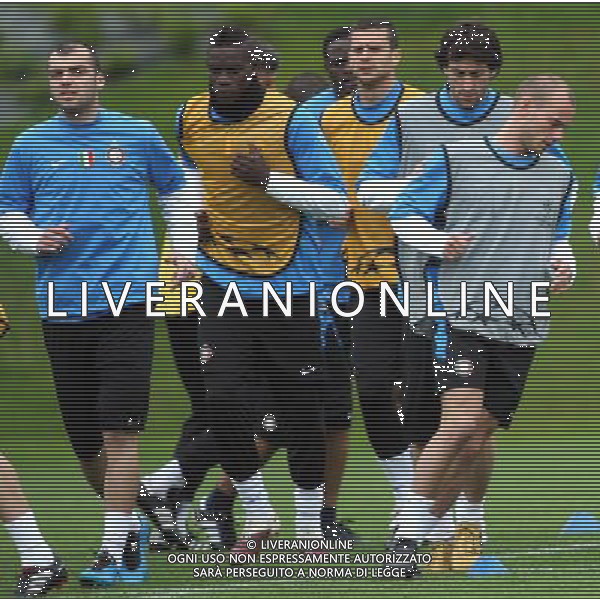 APPIANO GENTILE (CO) 27/4/2010 ALLENAMENTO DELL\' INTER PRIMA DELLA PARTENZA PER INCONTRARE IL BARCELLONA IN CHAMPIONS LEAGUE NELLA FOTO GORAN PANDEV, MARIO BALOTELLI, THIAGO MOTTA, DIEGO MILITO E WESLEY SNEIJDER ©ROMANO/AGENZIA ALDO LIVERANI SAS