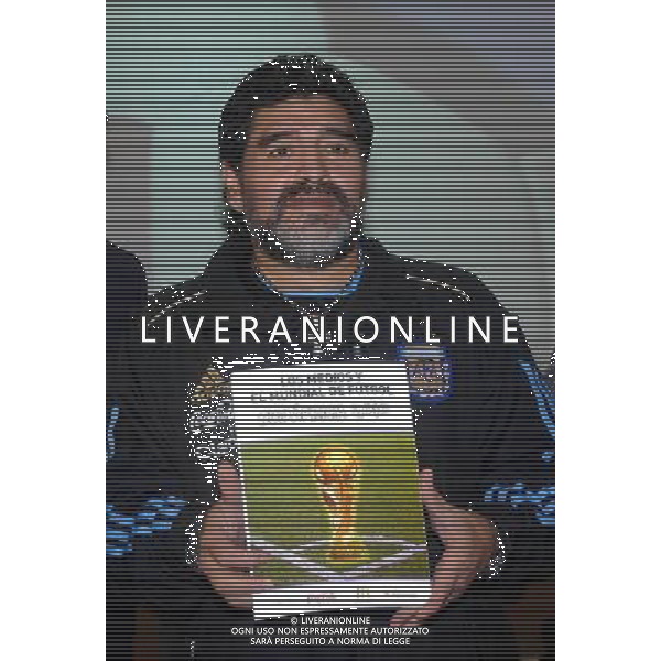(100427) -- BUENOS AIRES, April 27, 2010 -- Argentina national team coach Diego Maradona promotes 2010 South Africa World Cup themed books at the Buenos Aires International Book Fair 2010 in Buenos Aires, Argentina, on April 26, 2010. Roberto Azcarate)(lm) ©Photoshot/Agenzia Aldo Liverani Sas - ITALY ONLY - DIEGO ARMANDO MARADONA DURANTE LA PROMOZIONE DEI LIBRI SULLA COPPA DEL MONDO DEL SUD AFRICA 2010, ALLA FIERA INTERNAZIONALE DEL LIBRO DI BUENOS AIRES IN ARGENTINA