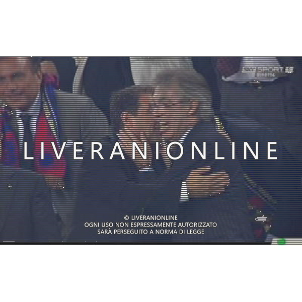 BARCELLONA-INTER SEMIFINALE DI CHAMPIONS LEAGUE 28/04/2010 NELLA FOTO MASSIMO MORATTI ABBRACCIA IL PRESIDENTE DEL BARCELLONA JOAN LAPORTA IMMAGINI TELEVISIVE SKY OBBLIGATORIO CITARE LA FONTE TELEVISIVA