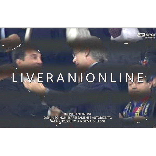 BARCELLONA-INTER SEMIFINALE DI CHAMPIONS LEAGUE 28/04/2010 NELLA FOTO MASSIMO MORATTI ABBRACCIA IL PRESIDENTE DEL BARCELLONA JOAN LAPORTA IMMAGINI TELEVISIVE SKY OBBLIGATORIO CITARE LA FONTE TELEVISIVA