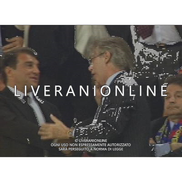 BARCELLONA-INTER SEMIFINALE DI CHAMPIONS LEAGUE 28/04/2010 NELLA FOTO MASSIMO MORATTI ABBRACCIA IL PRESIDENTE DEL BARCELLONA JOAN LAPORTA IMMAGINI TELEVISIVE SKY OBBLIGATORIO CITARE LA FONTE TELEVISIVA