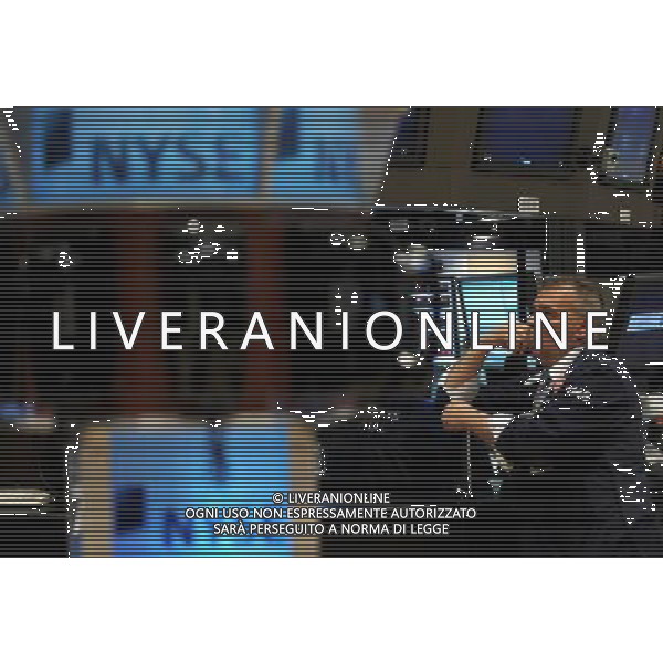 (100427) -- NEW YORK, April 27, 2010 () -- Traders work at the New York Stock Exchange (NYSE) in New York, the United States, April 27, 2010. U.S. stocks fell sharply on Tuesday after the downgrading of the debt of Greece and Portugal, exacerbating market\'s concerns over spreading debt crisis. (/Shen Hong) (gxr) ©Photoshot/Agenzia Aldo Liverani Sas - ITALY ONLY: OPERATORI - AGENTI DELLA BORSA DI NEW YORK (U.S.A.)