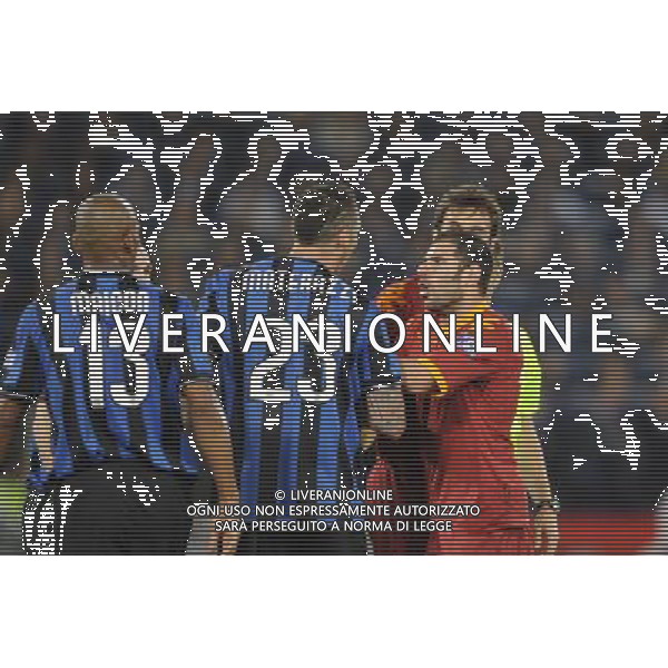 Roma - 05/05/2010 - Stadio Olimpico - Finale di TIM CUP 2009/2010 - Inter vs Roma - nella foto: Perrota e Materazzi discutono ph. Corradetti / ©Aldo Liverani Sas