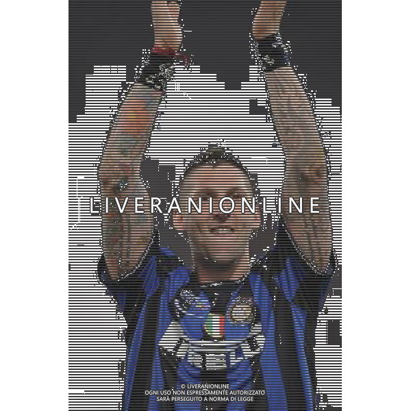 Roma - 05/05/2010 - Stadio Olimpico - Finale di TIM CUP 2009/2010 - Inter vs Roma - nella foto: Materazzi festeggia con i tifosi ph. Corradetti / ©Aldo Liverani Sas