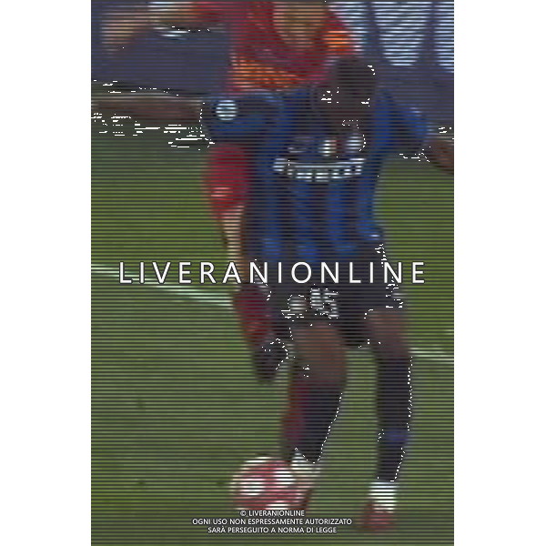 ROMA FINALE DI TIMCUP 2009/2010 ROMA INTER IL FALLO DA ESPULSIONE DI FRANCESCO TOTTI SU MARIO BALOTELLI obbligatorio citare la fonte televisiva sky tg24 PH.ALDO LIVERANI SAS