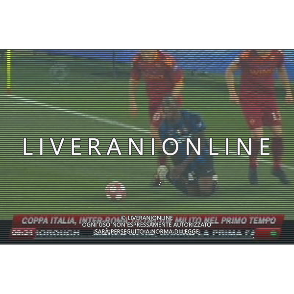 ROMA FINALE DI TIMCUP 2009/2010 ROMA INTER IL FALLO DA ESPULSIONE DI FRANCESCO TOTTI SU MARIO BALOTELLI obbligatorio citare la fonte televisiva sky tg24 PH.ALDO LIVERANI SAS