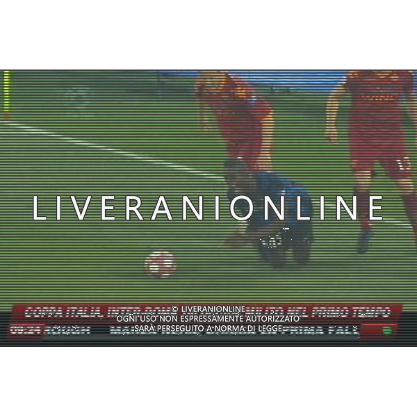 ROMA FINALE DI TIMCUP 2009/2010 ROMA INTER IL FALLO DA ESPULSIONE DI FRANCESCO TOTTI SU MARIO BALOTELLI obbligatorio citare la fonte televisiva sky tg24 PH.ALDO LIVERANI SAS