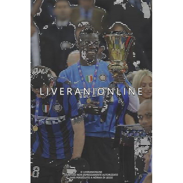 Roma - 05/05/2010 - Stadio Olimpico - Finale di TIM CUP 2009/2010 - Inter vs Roma - nella foto: Mario BALOTELLI con la Coppa Italia ph. Corradetti / ©Aldo Liverani Sas
