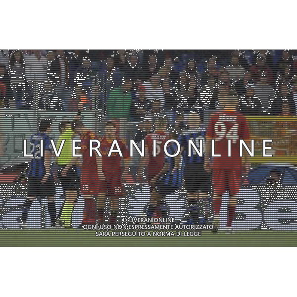 Roma - 05/05/2010 - Stadio Olimpico - Finale di TIM CUP 2009/2010 - Inter vs Roma - nella foto: l\'arbitro Rizzoli estrae il cartellino rosso per espellere Francesco TOTTI per il fallo su Mario BALOTELLI ph. Corradetti / ©Aldo Liverani Sas