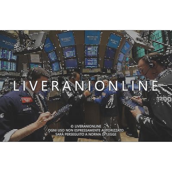 (100511) -- NEW YOKR, May 11, 2010 () -- Traders work at New York Stock Exchange (NYSE) in New York, the United States, May 11, 2010. Wall Street traded mixed on Tuesday as investors digested the European 1-trillion rescue package. (/Shen Hong) (gxr) I commercianti lavorano a New York Scorta Cambio (NYSE) a New York, gli Stati Uniti, maggio 11 2010. Il Wall Street commerci˜ mescolato marted“ come gli investitori digerirono il pacco di liberazione europeo del 1-bilione. (/ Shen Hong) (gxr) AG ALDO LIVERANI-ONLY ITALY
