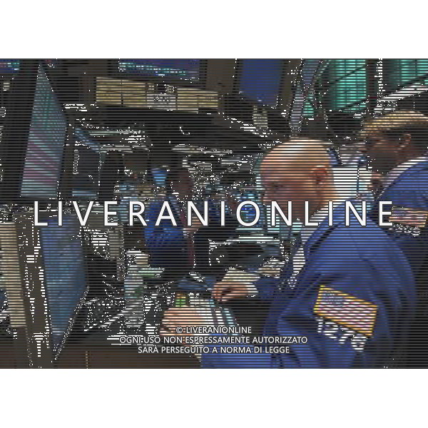 (100511) -- NEW YOKR, May 11, 2010 () -- Traders work at New York Stock Exchange (NYSE) in New York, the United States, May 11, 2010. Wall Street traded mixed on Tuesday as investors digested the European 1-trillion rescue package. (/Shen Hong) (gxr) I commercianti lavorano a New York Scorta Cambio (NYSE) a New York, gli Stati Uniti, maggio 11 2010. Il Wall Street commerci˜ mescolato marted“ come gli investitori digerirono il pacco di liberazione europeo del 1-bilione. (/ Shen Hong) (gxr) AG ALDO LIVERANI-ONLY ITALY