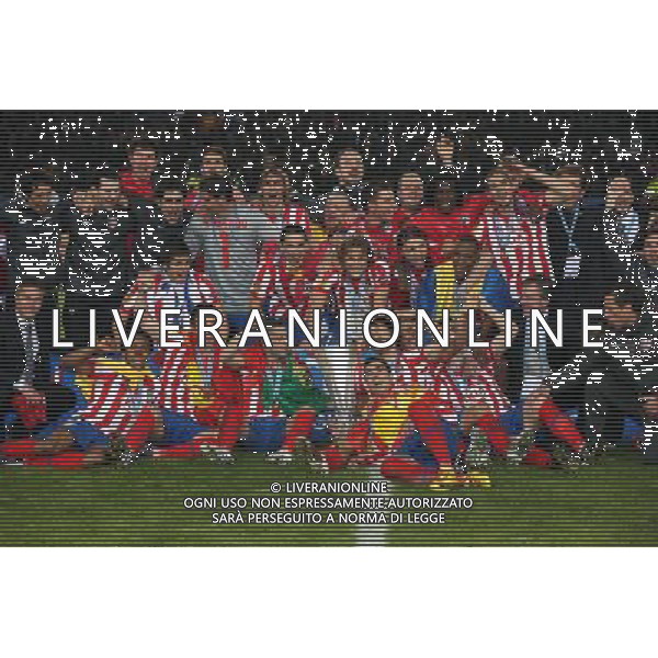 firo Fu§ball Fussball 12.05.2010 UEFA Cup Europa League Finale Atletico Madrid Athletico - FC Fulham 2:1 n.V nella foto l\'esultanza dei giocatori dell\'atletico dopo la conquista della coppa FINALE EUROPA LEAGUE ATLETICO MADRID - FULHAM CALCIO SPORT ph.firo/ALDO LIVERANI ONLY FOR ITALY