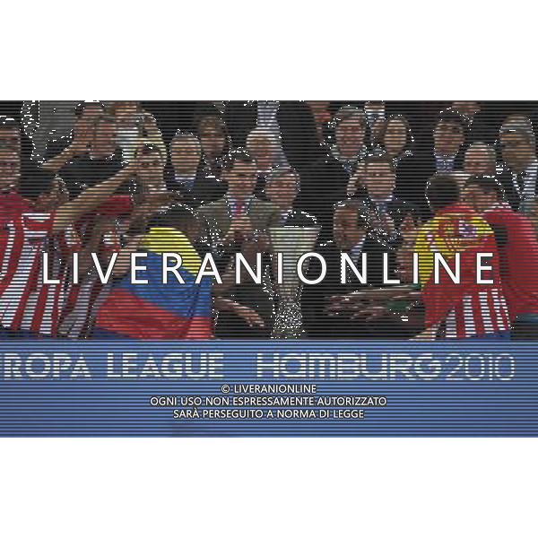 firo Fu§ball Fussball 12.05.2010 UEFA Cup Europa League Finale Atletico Madrid Athletico - FC Fulham 2:1 n.V nella foto l\'esultanza dei giocatori dell\'atletico dopo la conquista della coppa FINALE EUROPA LEAGUE ATLETICO MADRID - FULHAM CALCIO SPORT ph.firo/ALDO LIVERANI ONLY FOR ITALY