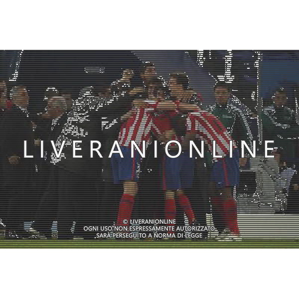 firo Fu§ball Fussball 12.05.2010 UEFA Cup Europa League Finale Atletico Madrid Athletico - FC Fulham 2:1 n.V nella foto l\'esultanza dei giocatori dell\'atletico dopo la conquista della coppa FINALE EUROPA LEAGUE ATLETICO MADRID - FULHAM CALCIO SPORT ph.firo/ALDO LIVERANI ONLY FOR ITALY