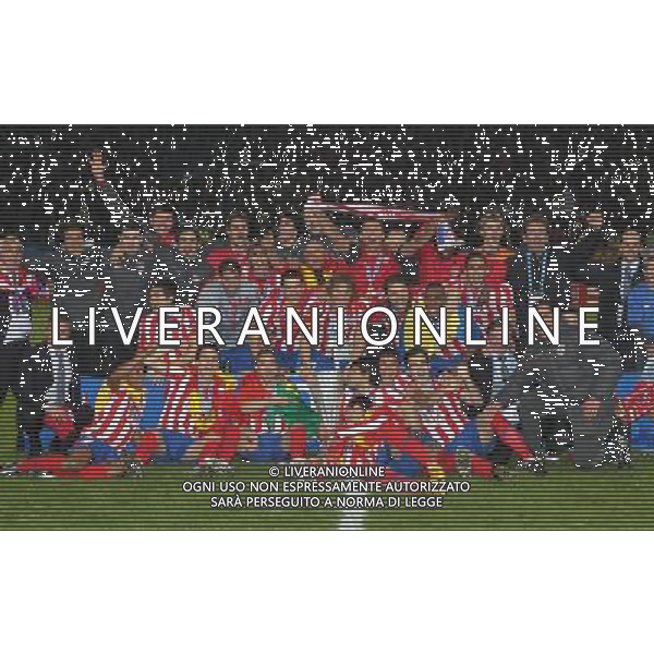 firo Fu§ball Fussball 12.05.2010 UEFA Cup Europa League Finale Atletico Madrid Athletico - FC Fulham 2:1 n.V nella foto l\'esultanza dei giocatori dell\'atletico dopo la conquista della coppa FINALE EUROPA LEAGUE ATLETICO MADRID - FULHAM CALCIO SPORT ph.firo/ALDO LIVERANI ONLY FOR ITALY