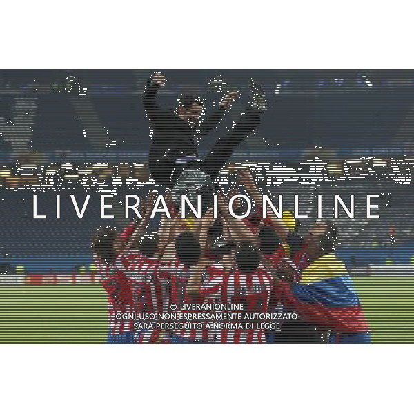AMBURGO: Fulham FC - Atletico Madrid - FINALE DI EUROPA LEAGUE nella foto: QUIQUE SANCHEZ FLORES ( allenatore Atletico Madrid) esulta con i calciatori © PIOTR KUCZA/NEWSPIX.PL - Ag. Aldo Liverani sas ITALY ONLY 