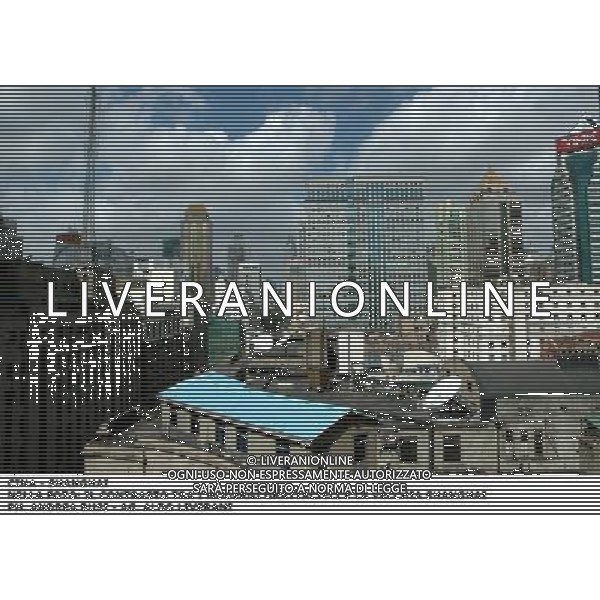 CINA - SHANGHAI 2010 NELLA FOTO: IL CONTRASTO TRA I MODERNI GRATTACIELI E LA VECCHIA SHANGHAI PH. ANDREA BUSI