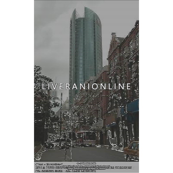 CINA - SHANGHAI 2010 NELLA FOTO: IL CONTRASTO TRA UN MODERNO GRATTACIELO E LA VECCHIA SHANGHAI PH. ANDREA BUSI