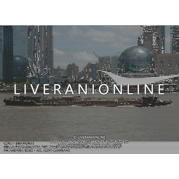 CINA - SHANGHAI 2010 NELLA FOTO: CHIATTA PER ILTRASPORTO DELLA GHIAIA NEL FIUME HUANGPU DI FRONTE AL BUND DI SHANGAI , NEL DISTRETTO DI DUPONG PH. ANDREA BUSI