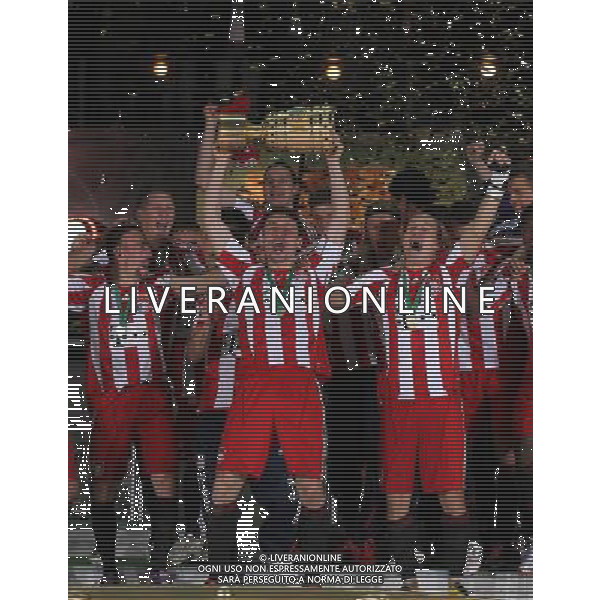 15.05.2010 DFB-Pokal, Pokalfinale,Saison 2009/2010 SV Werder Bremen - FC Bayern MŸnchen 0:4 NELLA FOTO I GIOCATORI DEL BAYERN MONACO FESTEGGIANO CON LA COPPA DI GERMANIA FOTO FIRO-AG ALDO LIVERANI