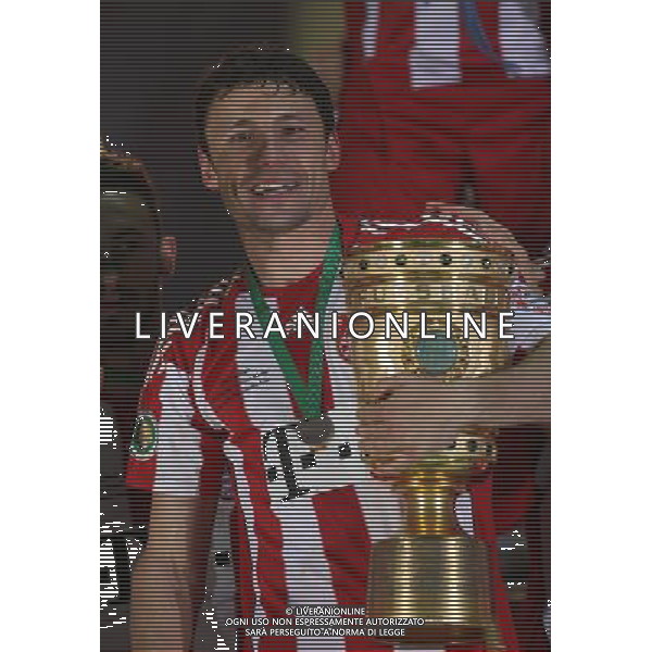 15.05.2010 DFB-Pokal, Pokalfinale,Saison 2009/2010 SV Werder Bremen - FC Bayern MŸnchen 0:4 NELLA FOTOMARCO VAN BOMMEL L BAYERN MONACO FESTEGGIA CON LA COPPA DI GERMANIA FOTO FIRO-AG ALDO LIVERANI