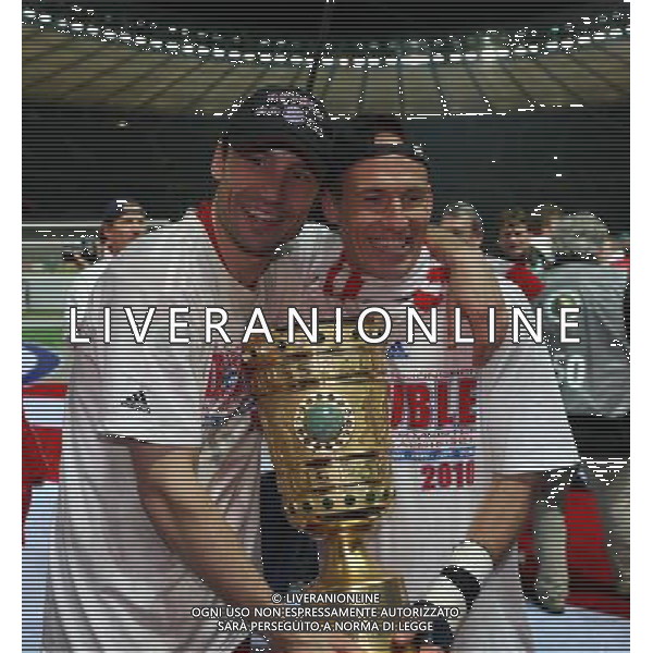 15.05.2010 DFB-Pokal, Pokalfinale,Saison 2009/2010 SV Werder Bremen - FC Bayern MŸnchen 0:4 NELLA FOTO VAN BOMMEL und ROBBEN FOTO FIRO-AG ALDO LIVERANI