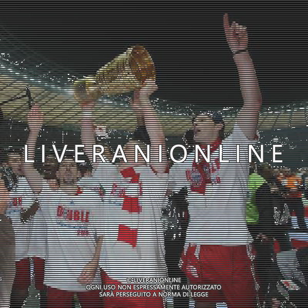 15.05.2010 DFB-Pokal, Pokalfinale,Saison 2009/2010 SV Werder Bremen - FC Bayern MŸnchen 0:4 NELLA FOTO RIBERY,SCHWEINSTEIGER,VAN BUYTEN I GIOCATORI DEL BAYERN MONACO FESTEGGIANO CON LA COPPA DI GERMANIA FOTO FIRO-AG ALDO LIVERANI
