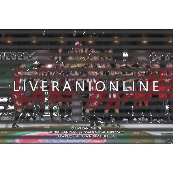 15.05.2010 DFB-Pokal, Pokalfinale,Saison 2009/2010 SV Werder Bremen - FC Bayern MŸnchen 0:4 NELLA FOTO I GIOCATORI DEL BAYERN MONACO FESTEGGIANO CON LA COPPA DI GERMANIA FOTO FIRO-AG ALDO LIVERANI