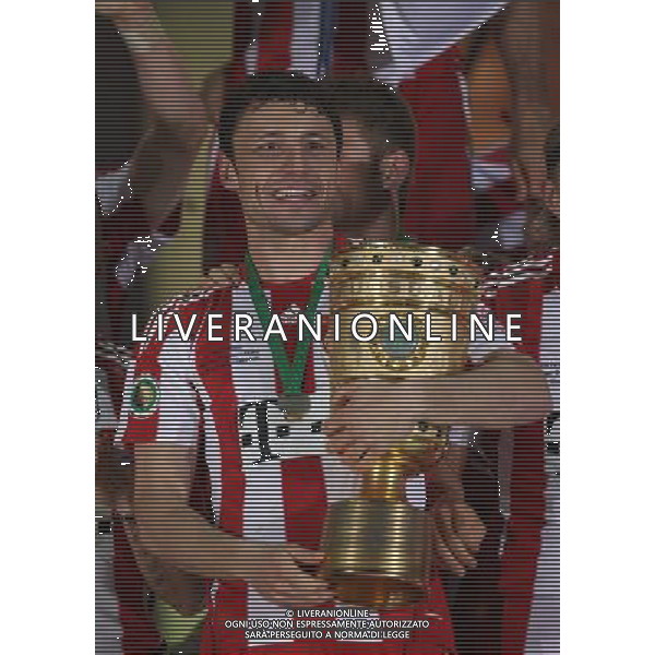 15.05.2010 DFB-Pokal, Pokalfinale,Saison 2009/2010 SV Werder Bremen - FC Bayern MŸnchen 0:4 Mark VAN BOMMEL CON LA COPPA DI GERMANIA FOTO FIRO-AG ALDO LIVERANI