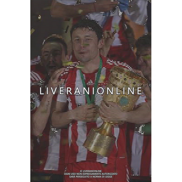 15.05.2010 DFB-Pokal, Pokalfinale,Saison 2009/2010 SV Werder Bremen - FC Bayern MŸnchen 0:4 Mark VAN BOMMEL CON LA COPPA DI GERMANIA FOTO FIRO-AG ALDO LIVERANI