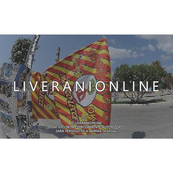 Cittˆ di Lecce Lecce - Maggio 2010 Nella Foto:Bandiere Lecce Calcio in vendita per le vie di Lecce /Ph.Vitez-Ag. Aldo Liverani