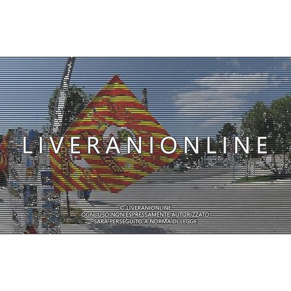 Cittˆ di Lecce Lecce - Maggio 2010 Nella Foto:Bandiere Lecce Calcio in vendita per le vie di Lecce /Ph.Vitez-Ag. Aldo Liverani