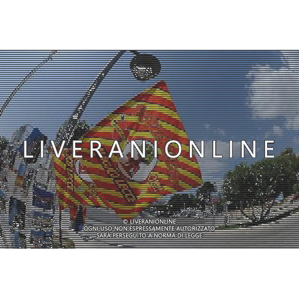 Cittˆ di Lecce Lecce - Maggio 2010 Nella Foto:Bandiere Lecce Calcio in vendita per le vie di Lecce /Ph.Vitez-Ag. Aldo Liverani