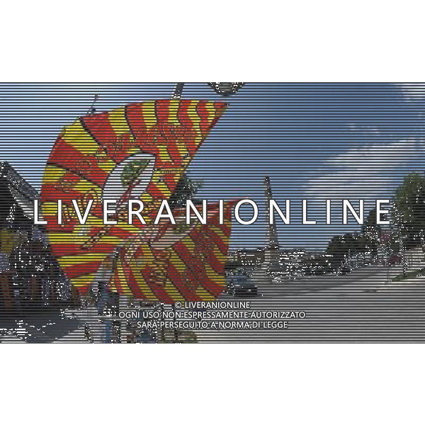 Cittˆ di Lecce Lecce - Maggio 2010 Nella Foto:Bandiere Lecce Calcio in vendita per le vie di Lecce /Ph.Vitez-Ag. Aldo Liverani