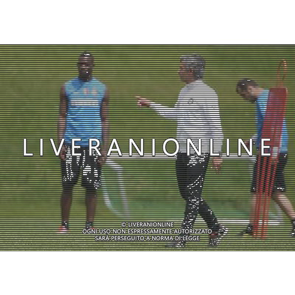 APPIANO GENTILE (CO) 18/5/2010 LA PINETINA, CENTRO SPORTIVO ANGELO MORATTI ALLENAMENTO DELL\'INTER F.C. IN VISTA DELLA FINALE DI CHAMPIONS LEAGUE DI MADRID NELLA FOTO JOSE\' MOURINHO MARIO BALOTELLI FOTO ROMANO/AG ALDO LIVERANI